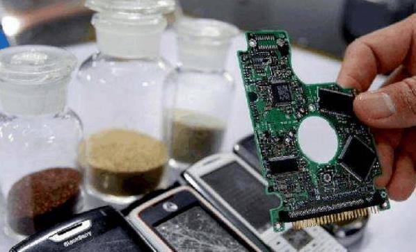 Refining and extraction process of precious metals from electronic waste waste circuit boards